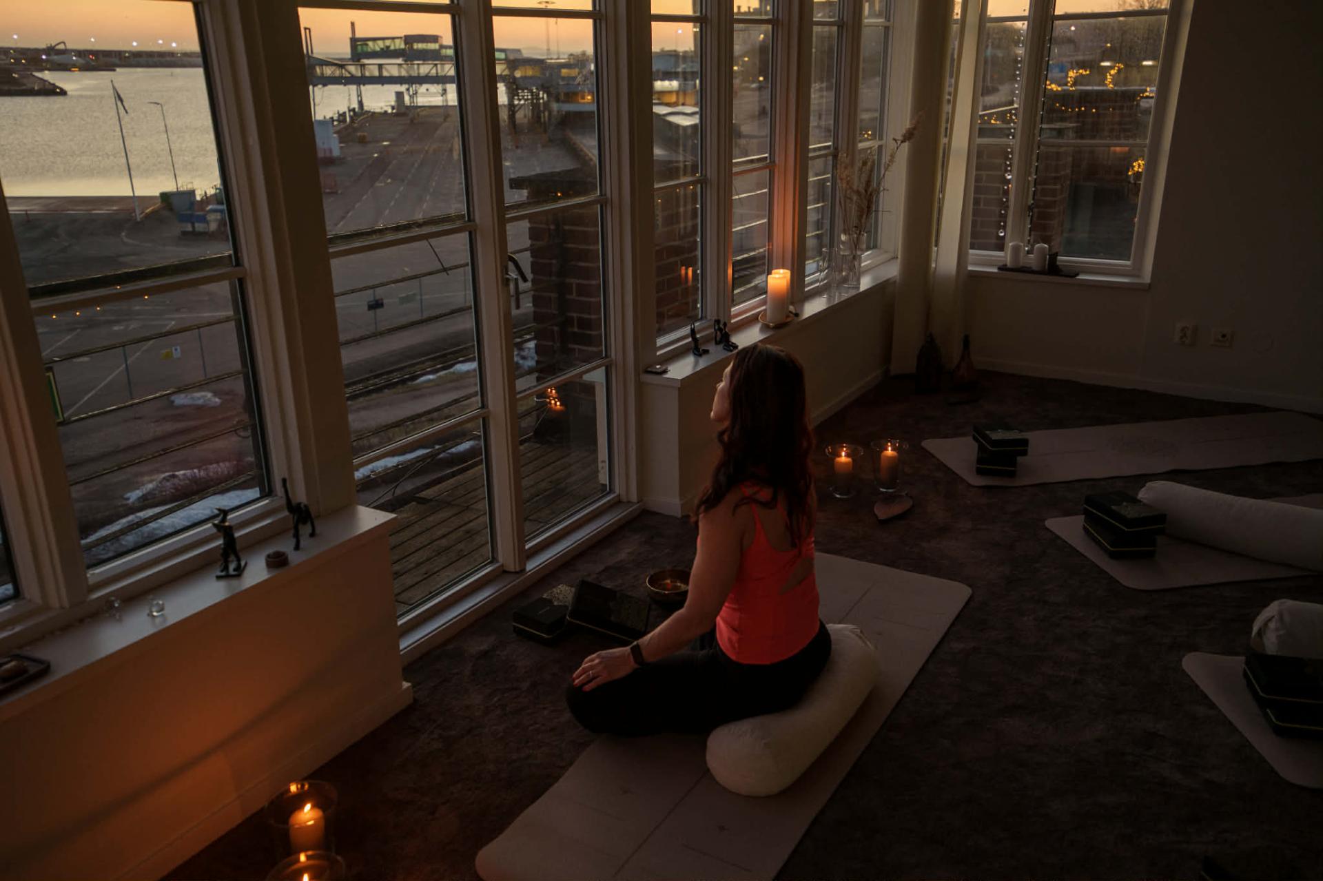 Meditation vid stora fönster mot havet